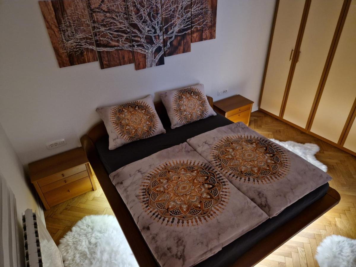 Večerna atmosfera v spalnici z leseno posteljo in toplimi detajli
