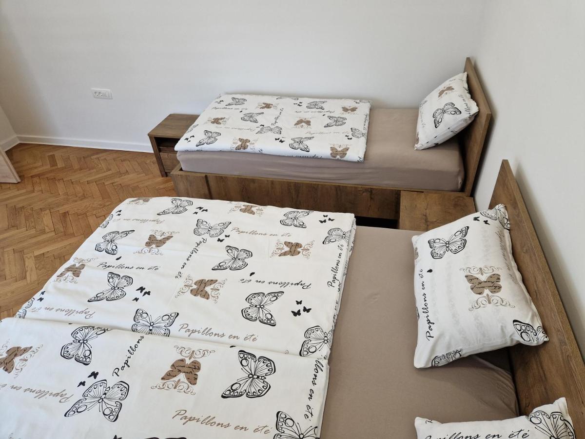 Preprosta soba z dvema ločenima posteljama