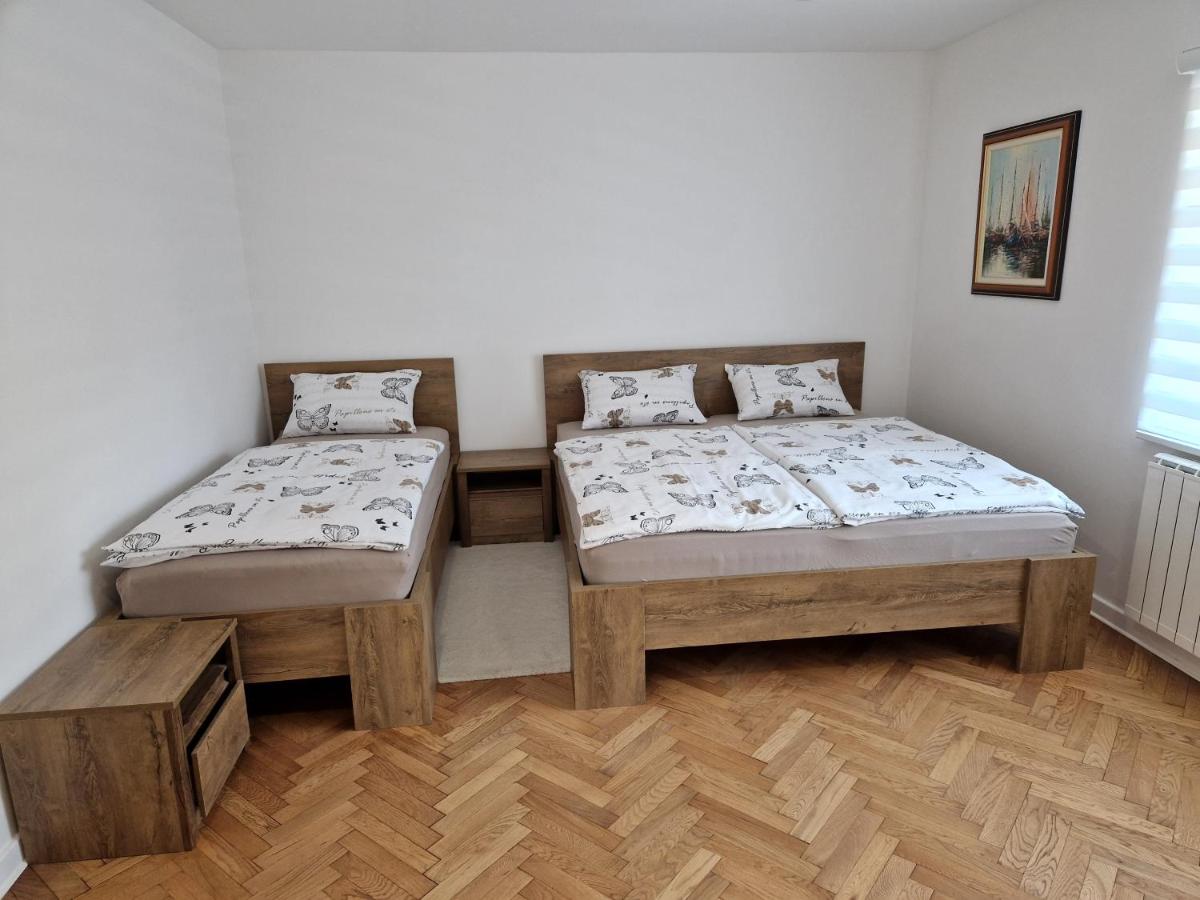 Družinska soba s kombinacijo enojne in zakonske postelje v naravnem slogu