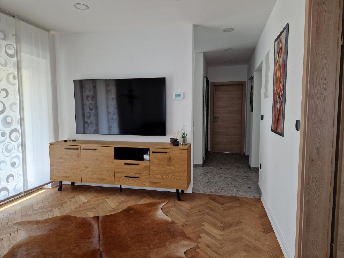 Moderno opremljen apartma z naravnimi materiali in elegantnim pohištvom