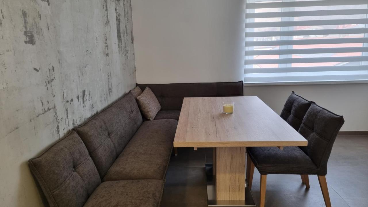 Moderna jedilnica z veliko mizo in udobnim sediščem