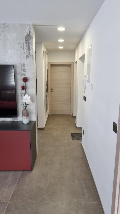 Svetel hodnik v apartmaju s sodobno opremo