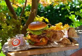 Gurmanski burger na terasi Pivnice Savinja
